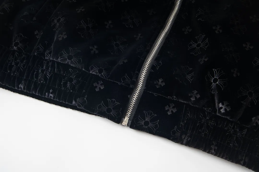 P390 Model No. Y655 Chromehearts/Chrome Hearts Dark Pattern Baseball Jacket Channel Boutique The most popular baseball jacket among fashionable men and fashionable women. There are versions at all levels in the market (you must compare the details). The most powerful quality control has been producing and researching baseball uniforms for 7 years. The details are exquisite. With it, you are the most beautiful boy in the world. The paint-coated full-face four-button buckle (button with LOGO), the average weight of the fabric is nearly 900 grams, and it is made of wool + eyeliner blended, custom-woven and dyed wool with high color fastness. The lining is made of silky and delicate cupro fiber! The texture is thick, the color is more uniform and beautiful, and the sharp edges and corners are full of three-dimensionality, showing laziness, casualness, and youthful vitality! size：M-XXL